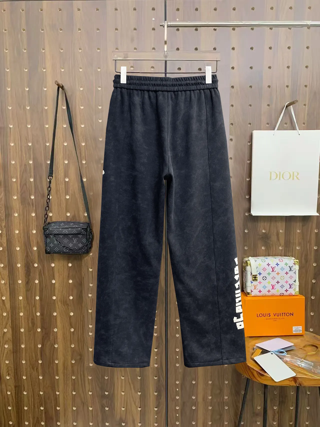 Balenciaga 🆕2026 Autumn and Winter New Arrival Casual Pants! The official website will be released simultaneously. Brand Classic LOGO casual pants, customized fabrics, excellent comfort and strong touch. Highly recognisable, perfect appearance and craftsmanship. Size:M-3XL